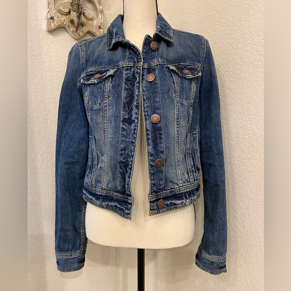 American Eagle Jean Jacket. Size medium.